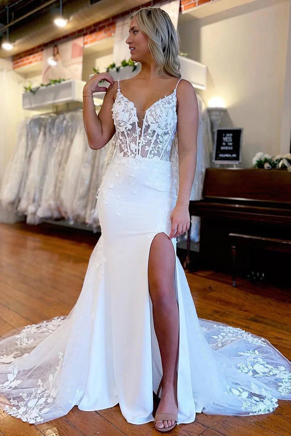 Vestido de novia de sirena con tirantes finos, abertura alta y apliques